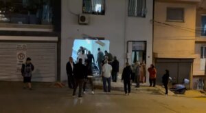 kamyon apartmana girdi yaralanan yok VHxKKImh.jpg
